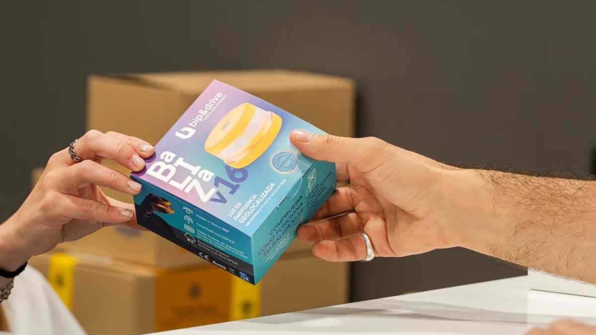 Baliza V16 entregada en una tienda, uno de los modelos que deben estar homologados por la DGT.