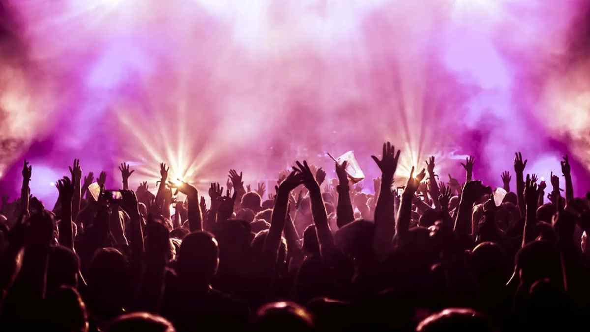 Macrofiesta de Nochevieja con público celebrando en la Comunidad de Madrid.