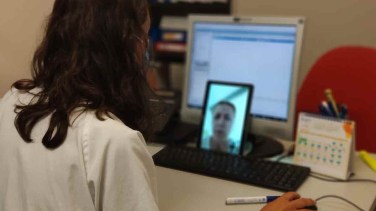 Profesional sanitaria atendiendo por videollamada a un paciente en un servicio de telefarmacia en Madrid.