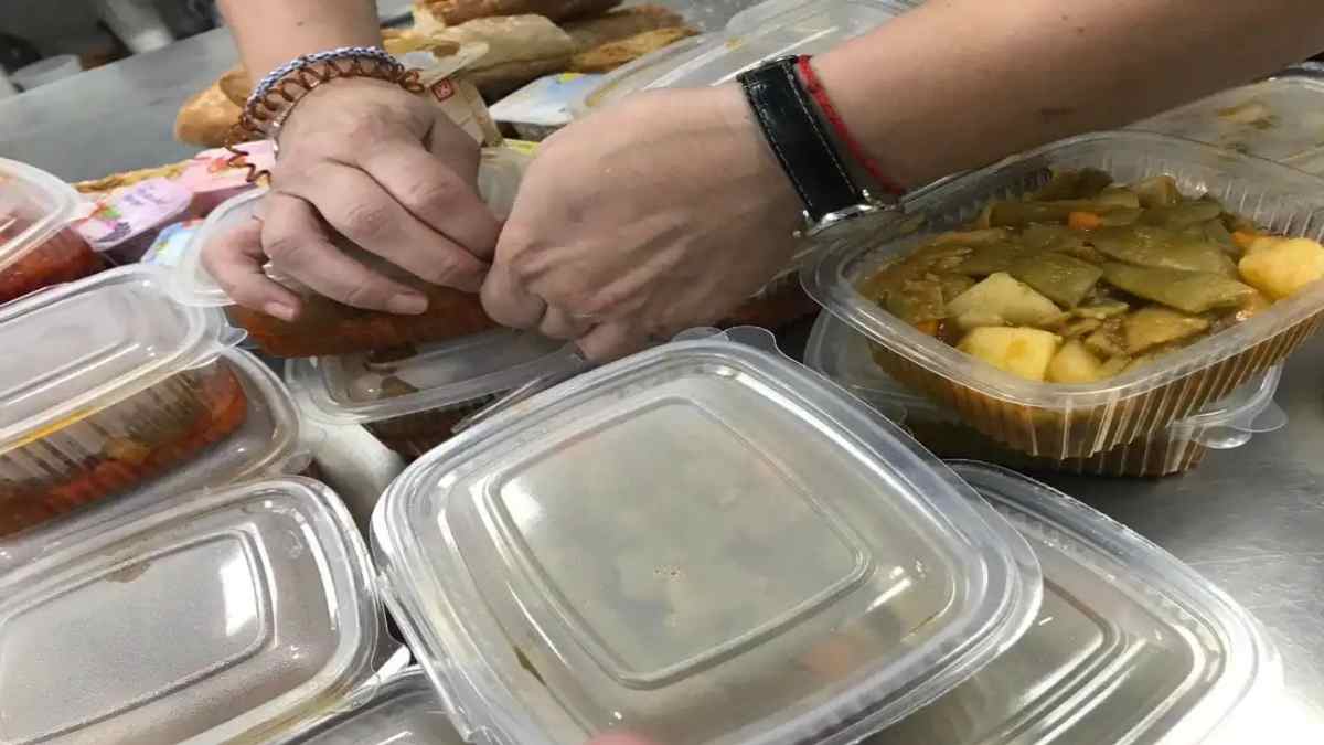 Preparación de menús a domicilio del programa Mejor Comemos en Casa en Torrejón de Ardoz.