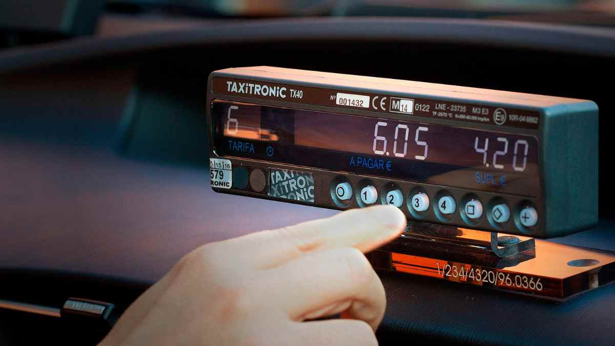 Taxímetro de un taxi en Madrid con los nuevos precios por kilómetro aprobados para 2026.
