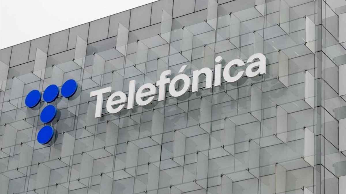 Fachada del edificio de Telefónica con el logotipo corporativo en primer plano.