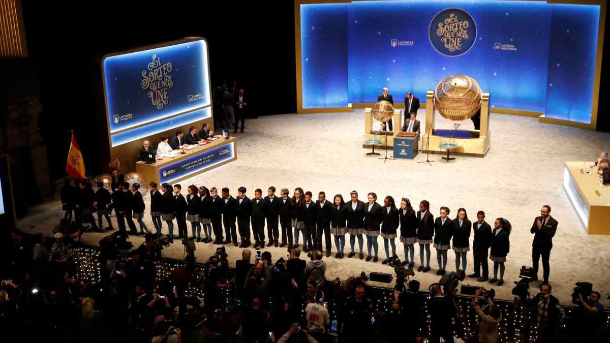 Niños de San Ildefonso cantando la Lotería de Navidad en el Teatro Real de Madrid.