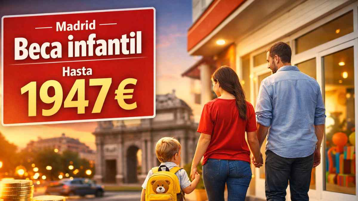 Familia con niño entrando a una escuela infantil en Madrid con cartel de beca infantil hasta 1.947 euros