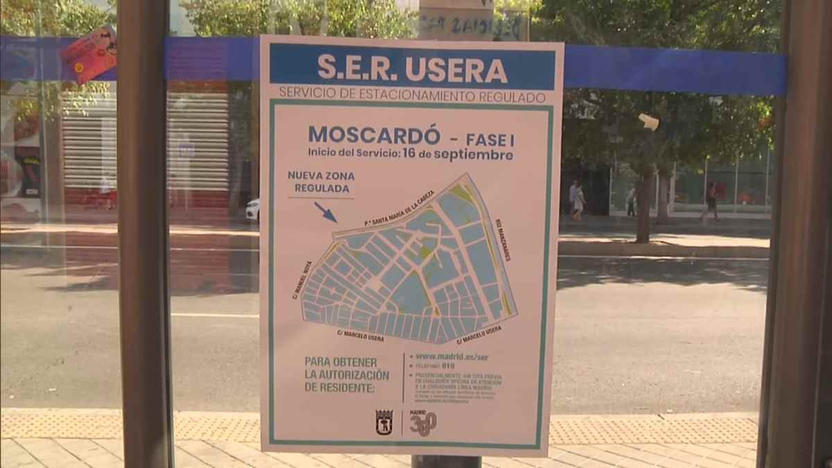 Cartel informativo de la zona SER en el barrio de Moscardó, distrito de Usera, Madrid