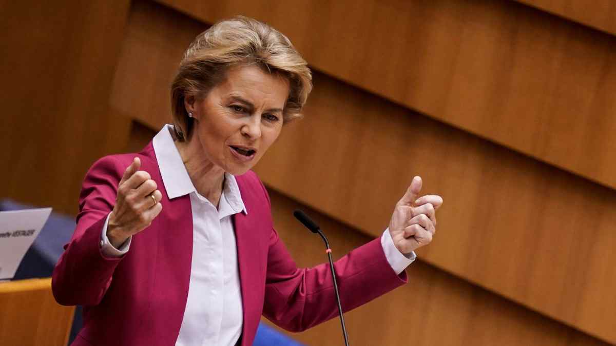 Dirigente europea interviene en el Parlamento Europeo durante el anuncio del nuevo carnet de conducir único