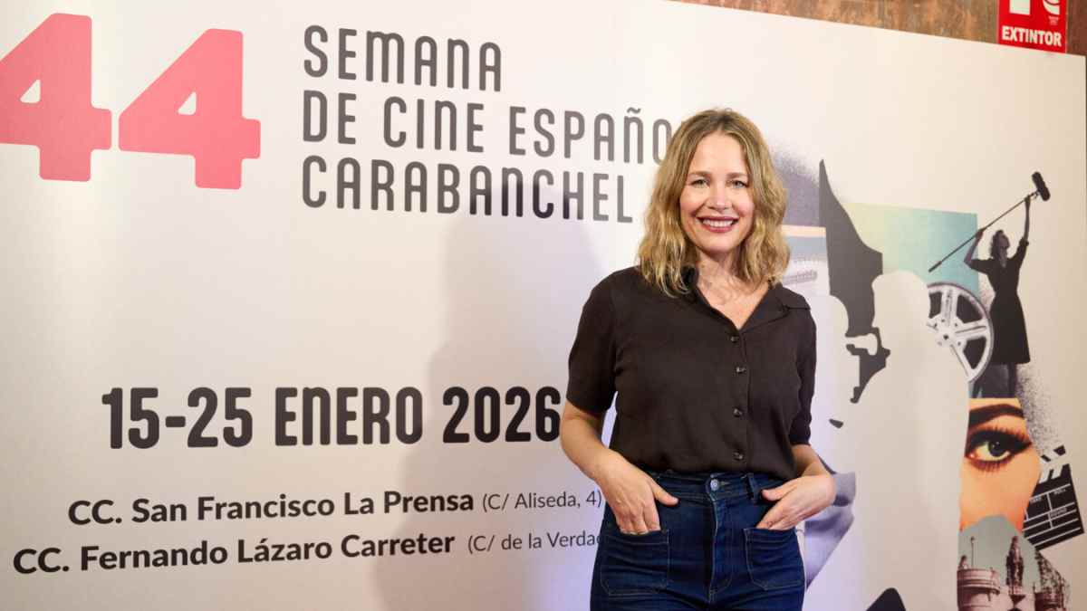 Cartel de la 44ª Semana de Cine Español de Carabanchel en Madrid con una mujer posando delante