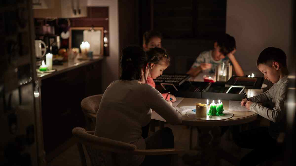 Familia en casa durante un corte de luz usando velas por interrupciones eléctricas en Madrid