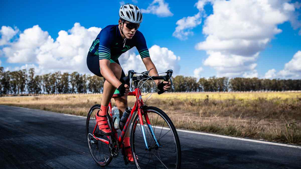 Ciclista circulando por carretera durante una baja médica por lesión laboral