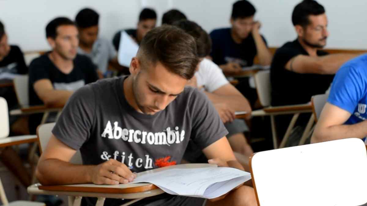 Personas adultas realizando los exámenes libres de la ESO en un aula durante la convocatoria de 2026