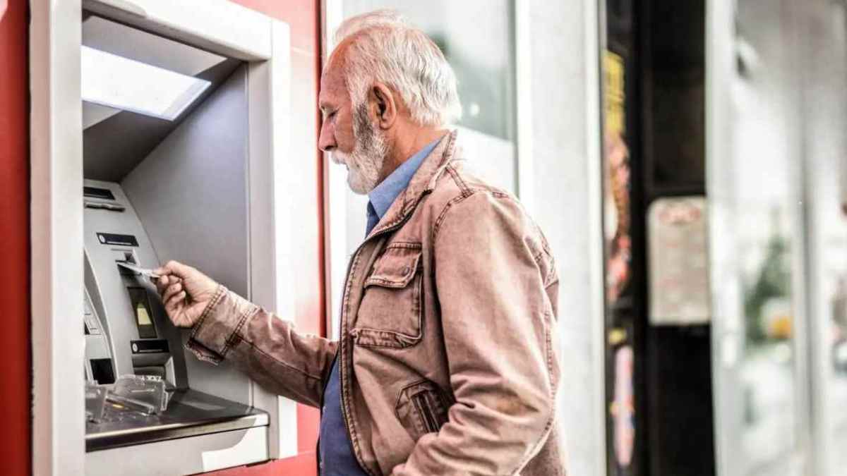 Pensionista retirando dinero en un cajero automático tras el cobro de la pensión en enero de 2026