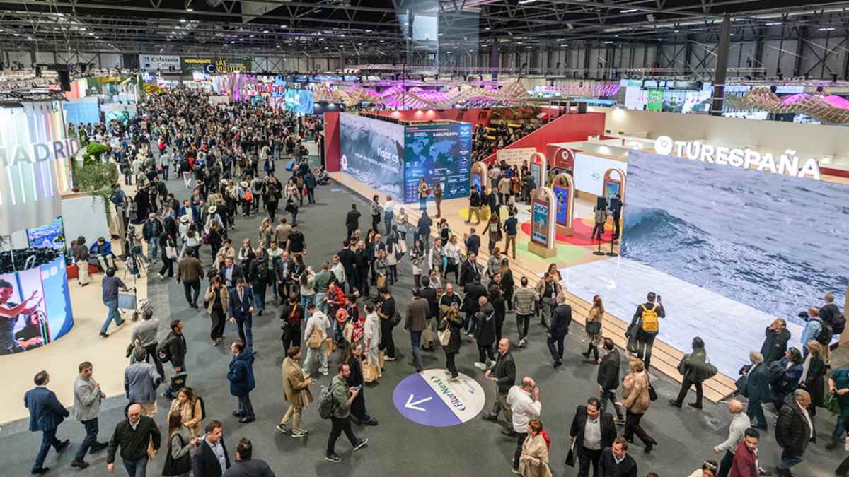Vista general de FITUR en IFEMA Madrid con público recorriendo los stands