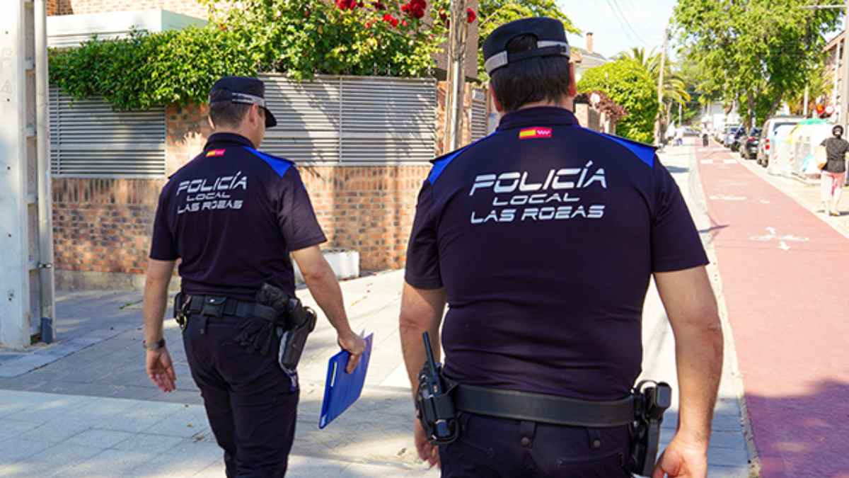 Policías de la Policía Local de Las Rozas durante labores de patrullaje en una calle del municipio