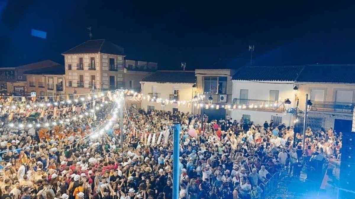 Fiestas populares en Madrid con miles de personas durante una verbena de barrio en 2026