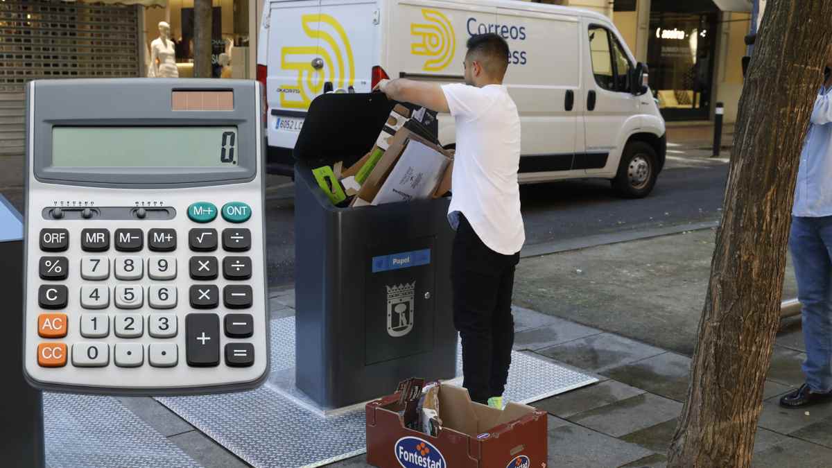 Persona reciclando cartón en un contenedor de papel en Madrid junto a una calculadora por la nueva tasa de basuras 2026