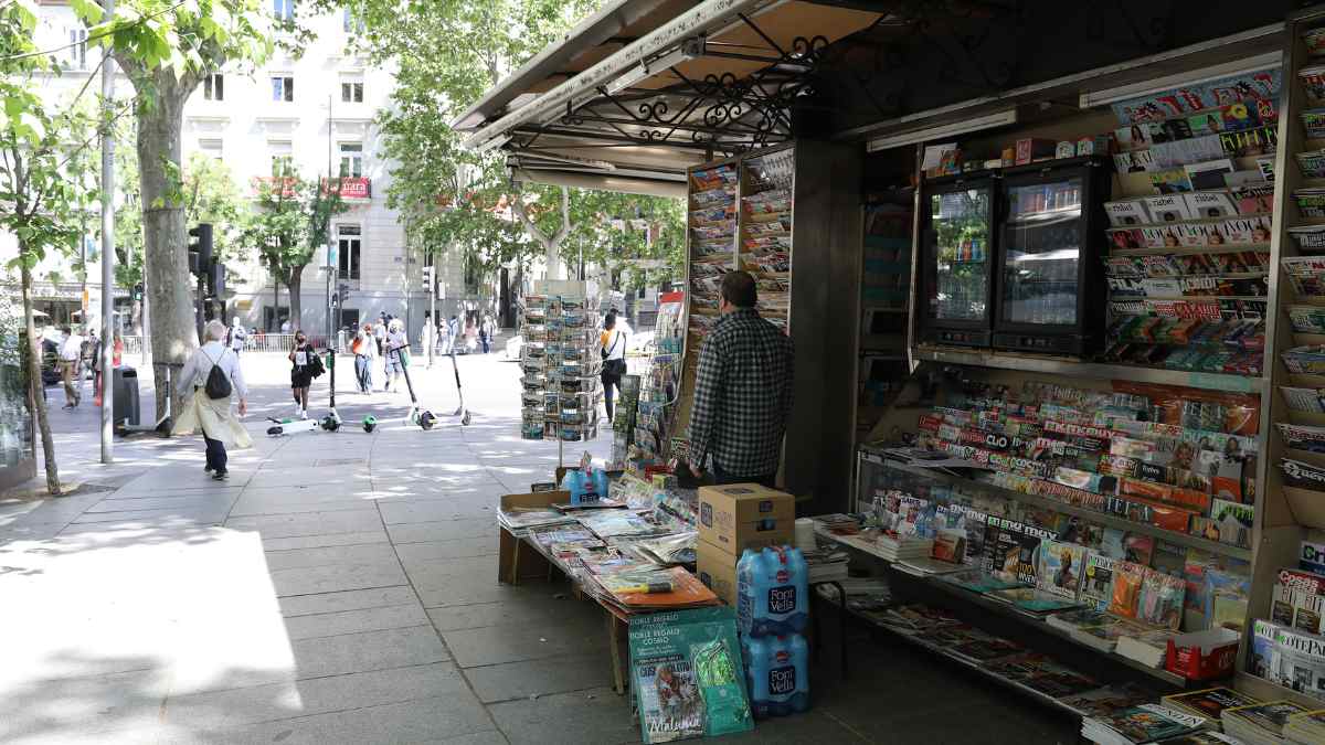 Quiosco de prensa en una calle de Madrid dentro del proyecto piloto para revitalizar estos espacios