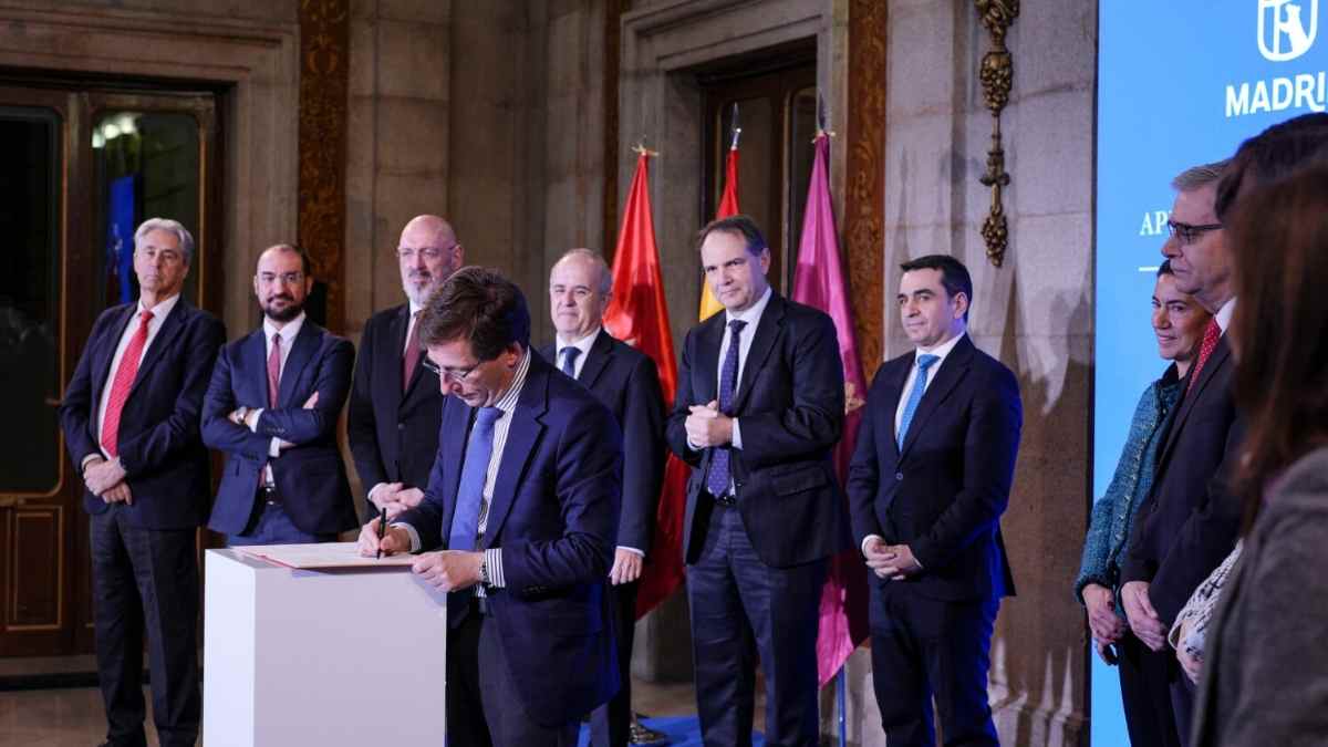 José Luis Martínez-Almeida firma el convenio entre el Ayuntamiento de Madrid y universidades para impulsar proyectos de aprendizaje-servicio