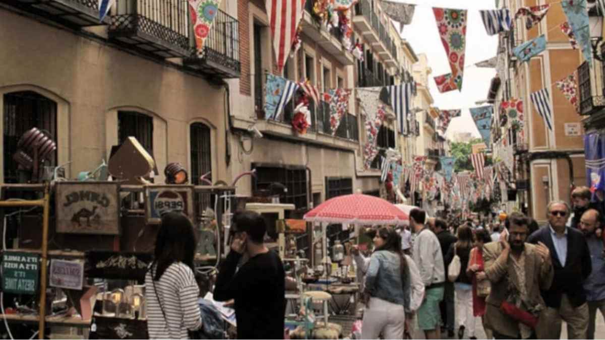 Mercado de las Ranas en el Barrio de las Letras con puestos y público en la calle Huertas