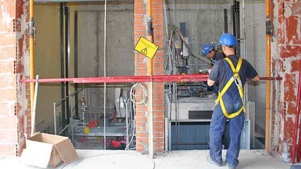 Obras de instalación de ascensor en un edificio para mejorar la accesibilidad de personas mayores