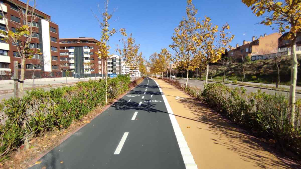 Carril bici segregado junto a una vía interurbana, ejemplo de la reorganización del arcén prevista en el Real Decreto 899/2025