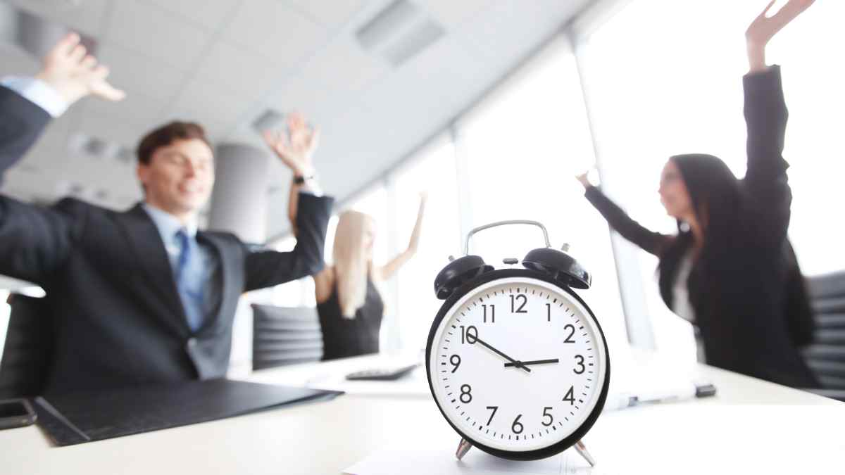 Trabajadores en una oficina preparando la salida antes de terminar su jornada laboral