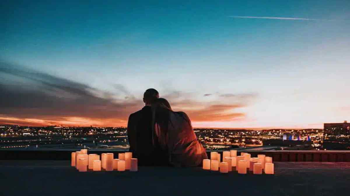 Pareja contemplando el atardecer en San Valentín 2026 durante un plan romántico y económico