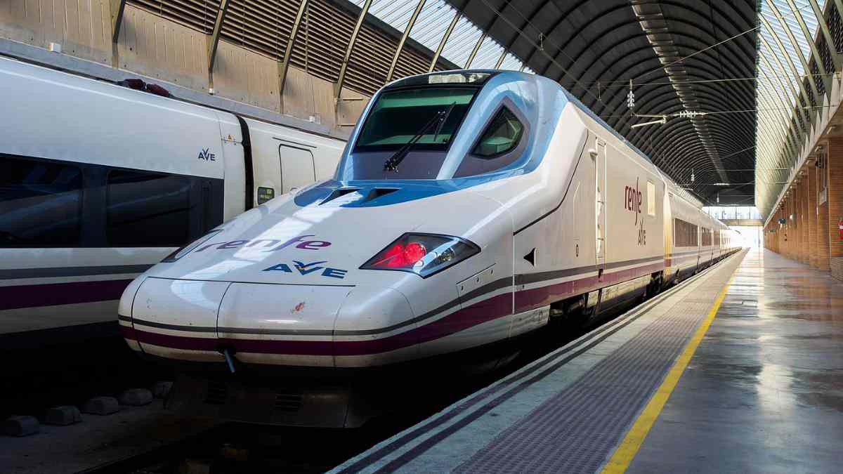 Tren de Renfe en estación tras el corte de la Alta Velocidad hacia Andalucía
