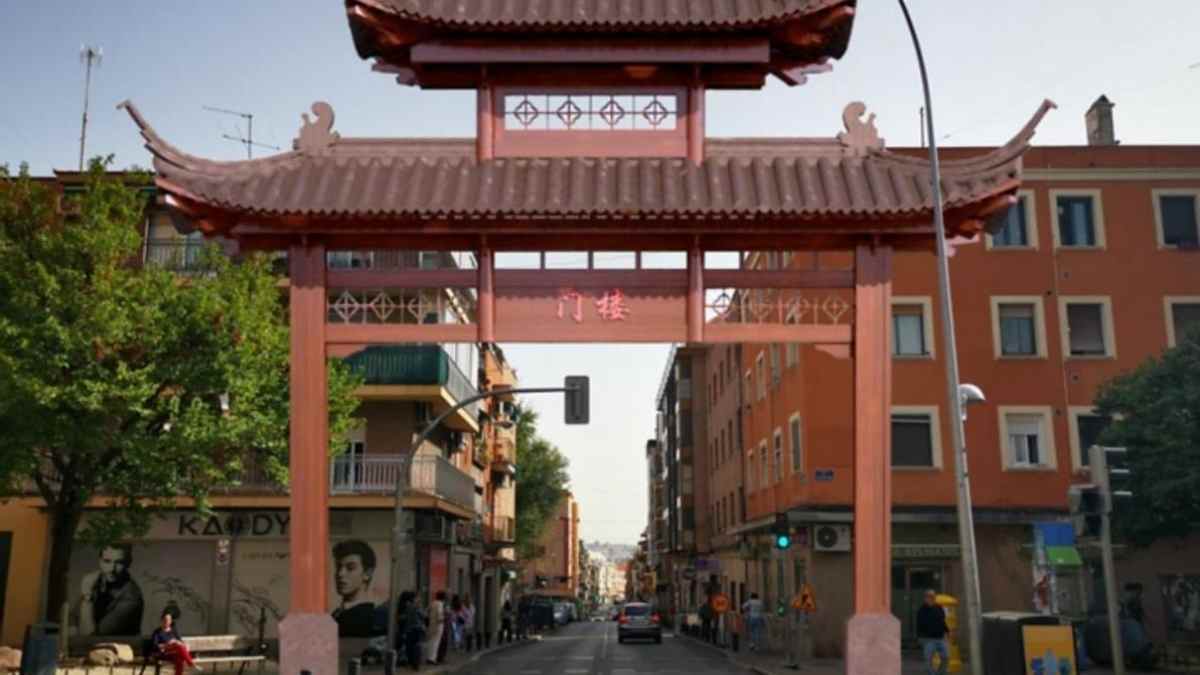 Arco oriental del nuevo paseo de inspiración china en Usera, Madrid