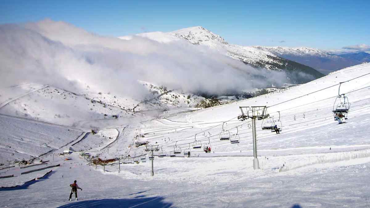 Pistas de la estación de esquí de Valdesquí abiertas durante la temporada de nieve