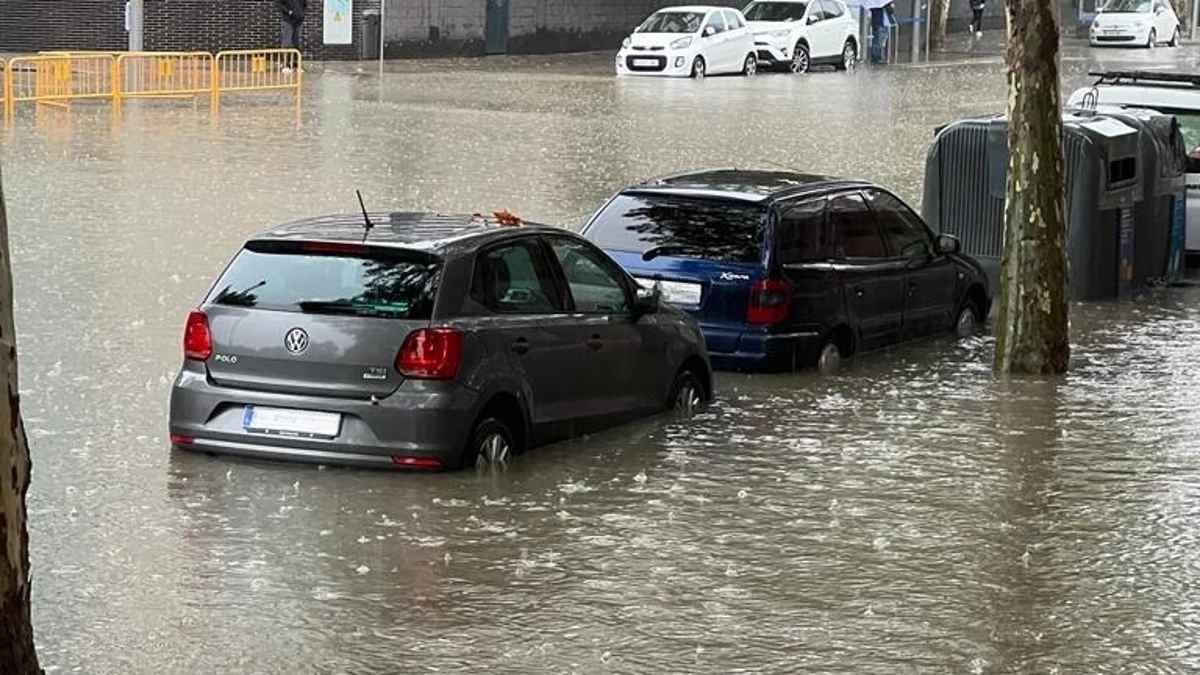 Coches atrapados por una inundación tras las fuertes tormentas en Madrid