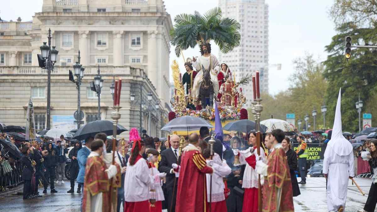Procesión de Semana Santa en Madrid bajo la lluvia según la predicción del tiempo