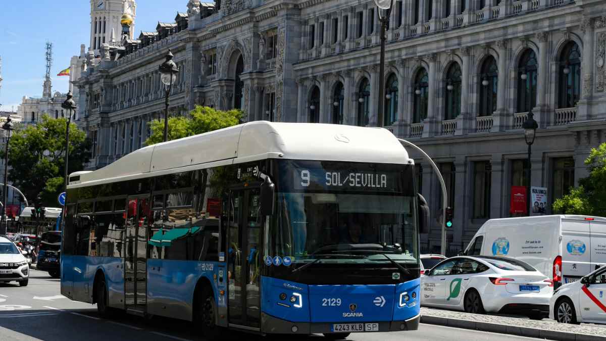 Autobús de transporte público en Madrid relacionado con la ayuda para pagar el transporte a desempleados en formación