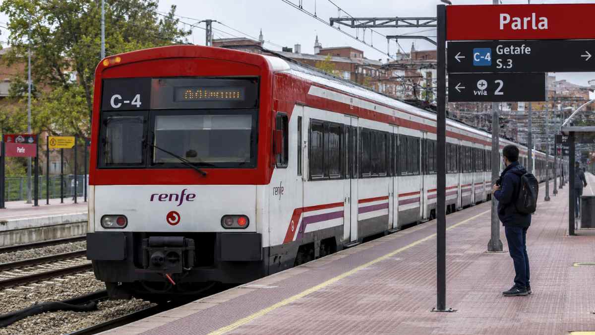 Tren de la línea C-4 de Cercanías en la estación de Parla con destino Getafe Sector 3