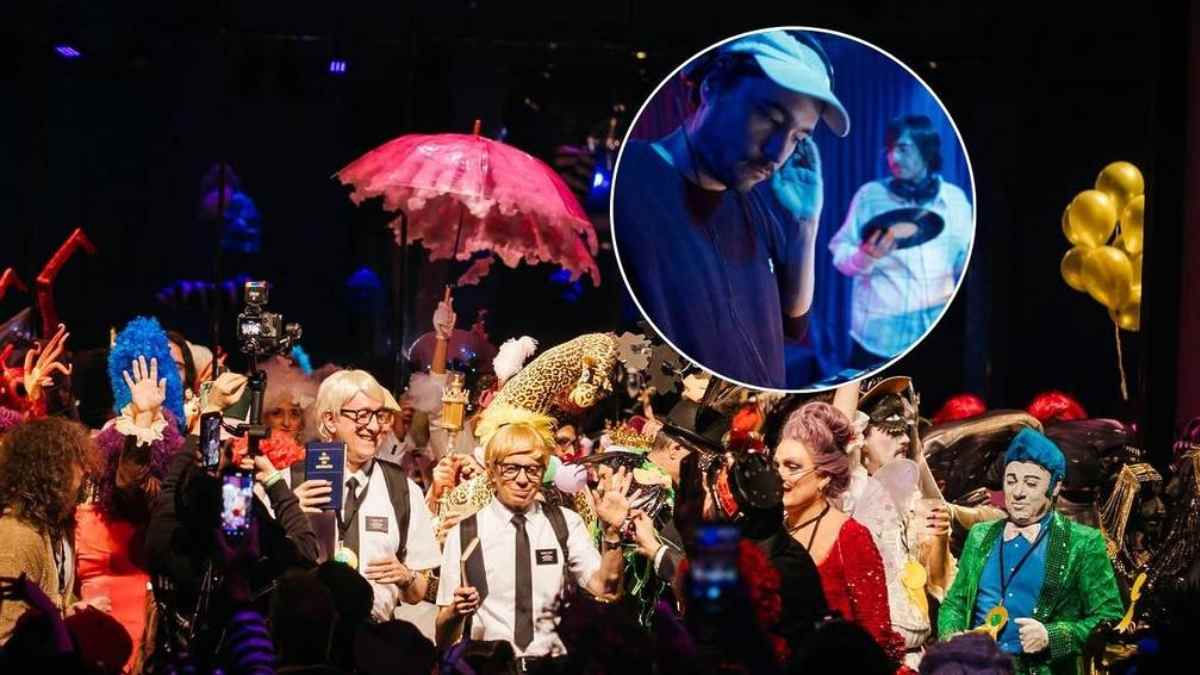 Fiesta de carnaval con disfraces y máscaras en el Círculo de Bellas Artes de Madrid
