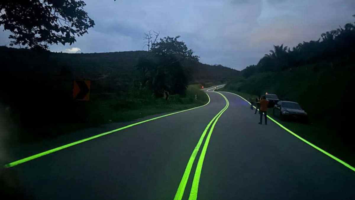 Carretera con líneas fluorescentes verdes que sustituyen a las líneas blancas tradicionales para mejorar la visibilidad nocturna