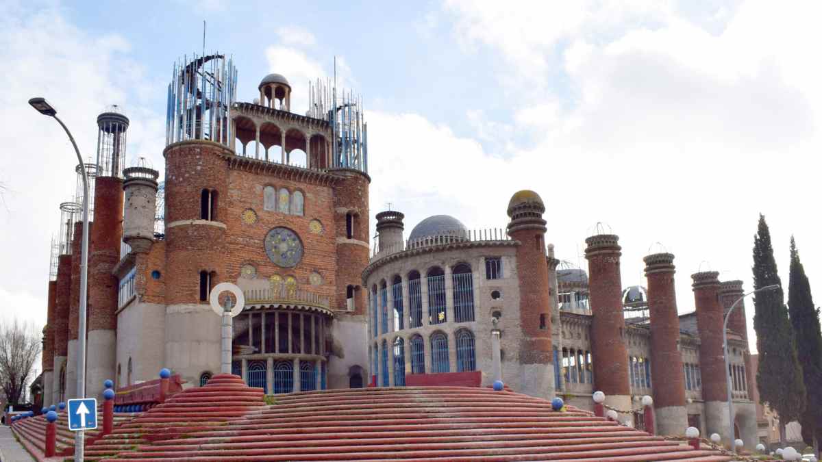 Exterior de la catedral construida por Justo Gallego en Mejorada del Campo tras la orden de cierre