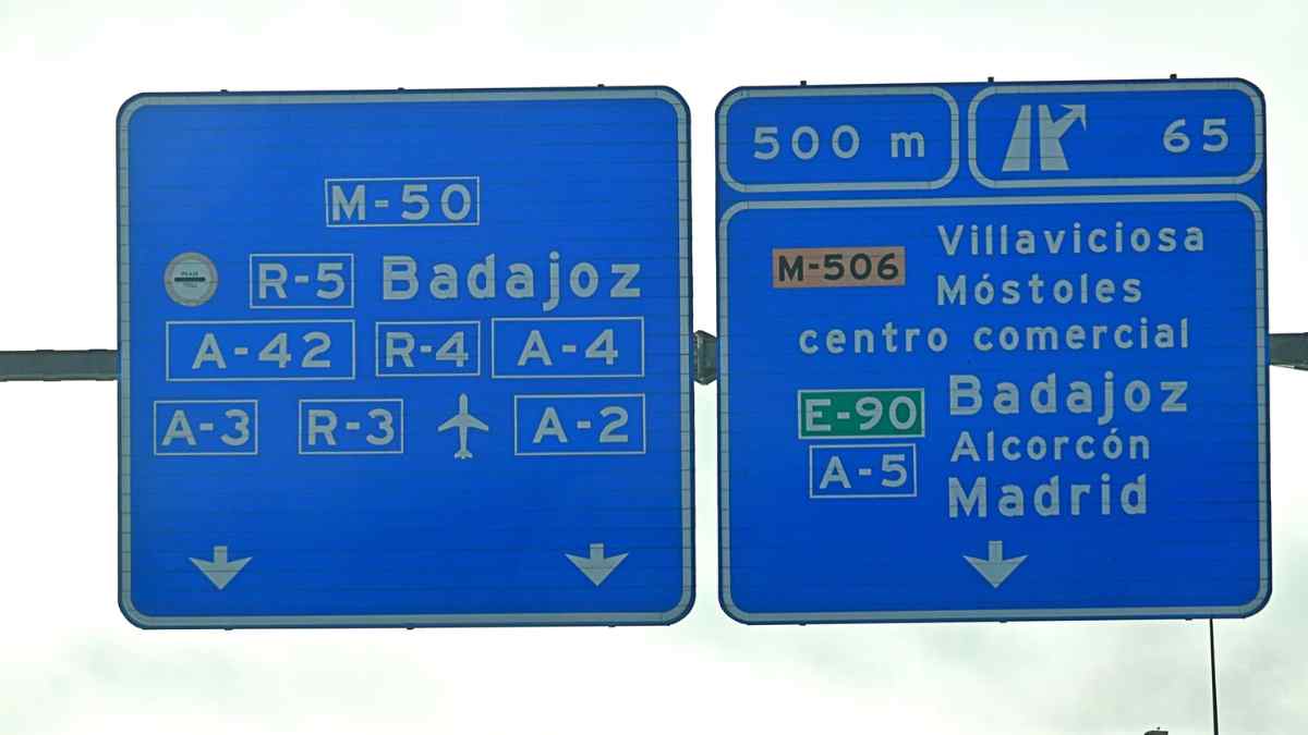Señalización de las autopistas radiales R-3 y R-5 junto a la M-50 en Madrid