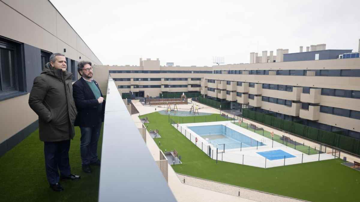 Promoción de pisos públicos del Plan Vive en la Comunidad de Madrid con piscina y zonas comunes