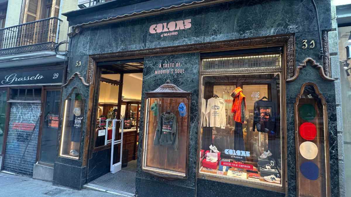 Escaparate de Colors of Madrid en la calle Carretas donde pagan 300 euros por dormir la siesta
