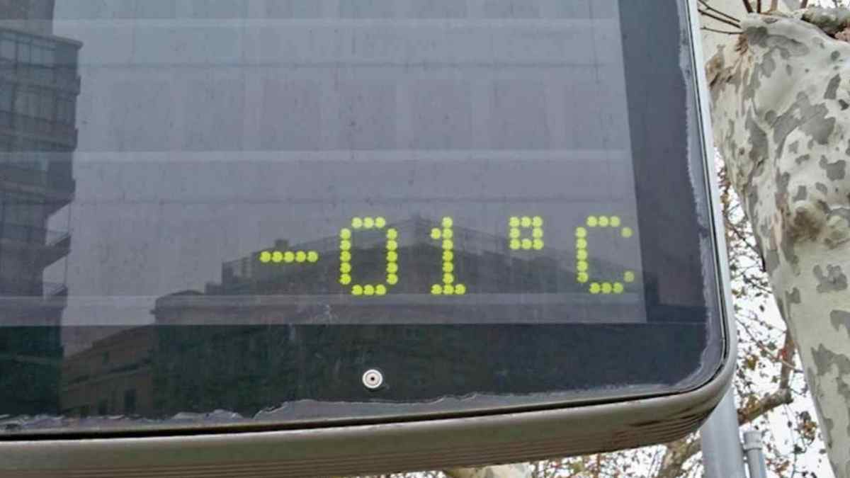 Panel urbano marcando -1 grado en Madrid durante una noche fría este fin de semana
