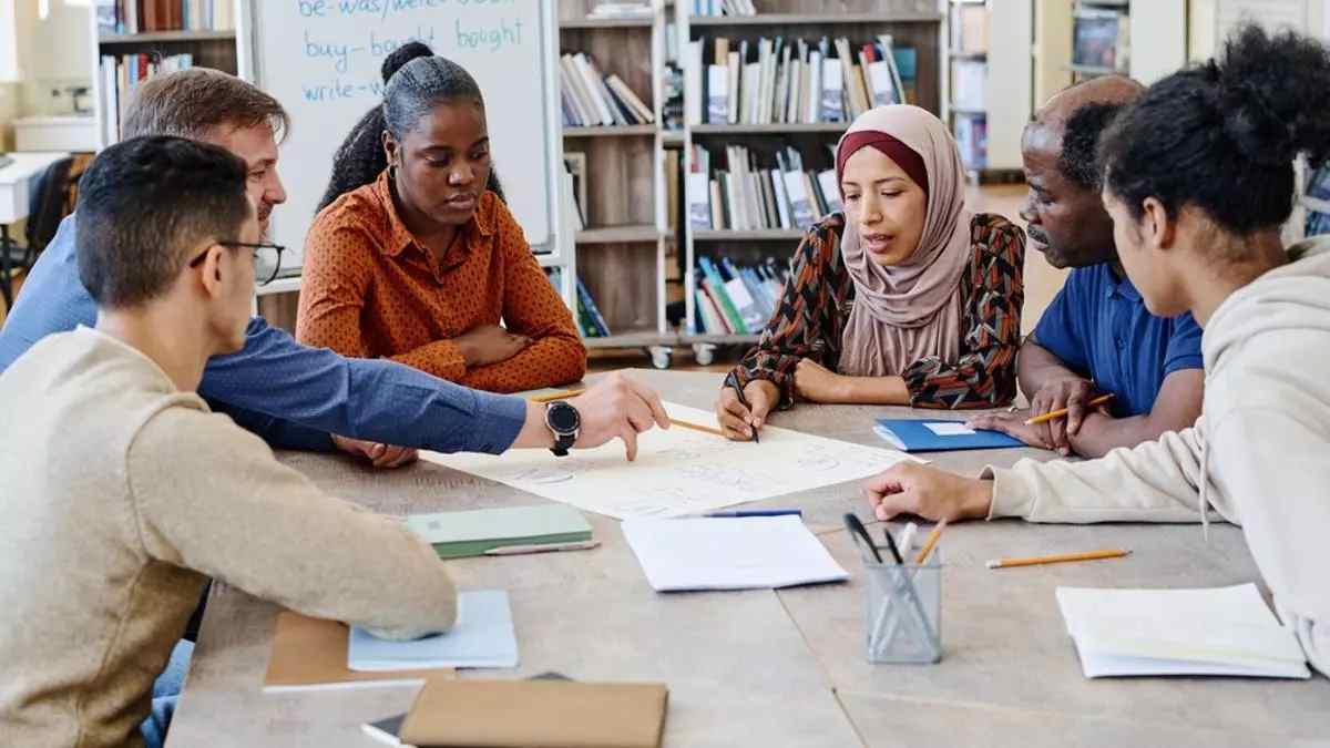Inmigrantes regularizados participando en un curso de formación para trabajar en el sector de la dependencia