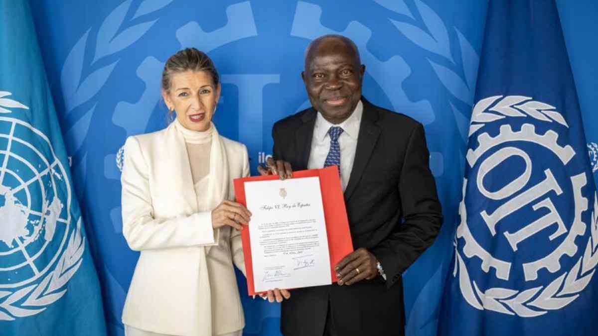 Firma del documento de adhesión de España al convenio de la OIT sobre protección de la maternidad