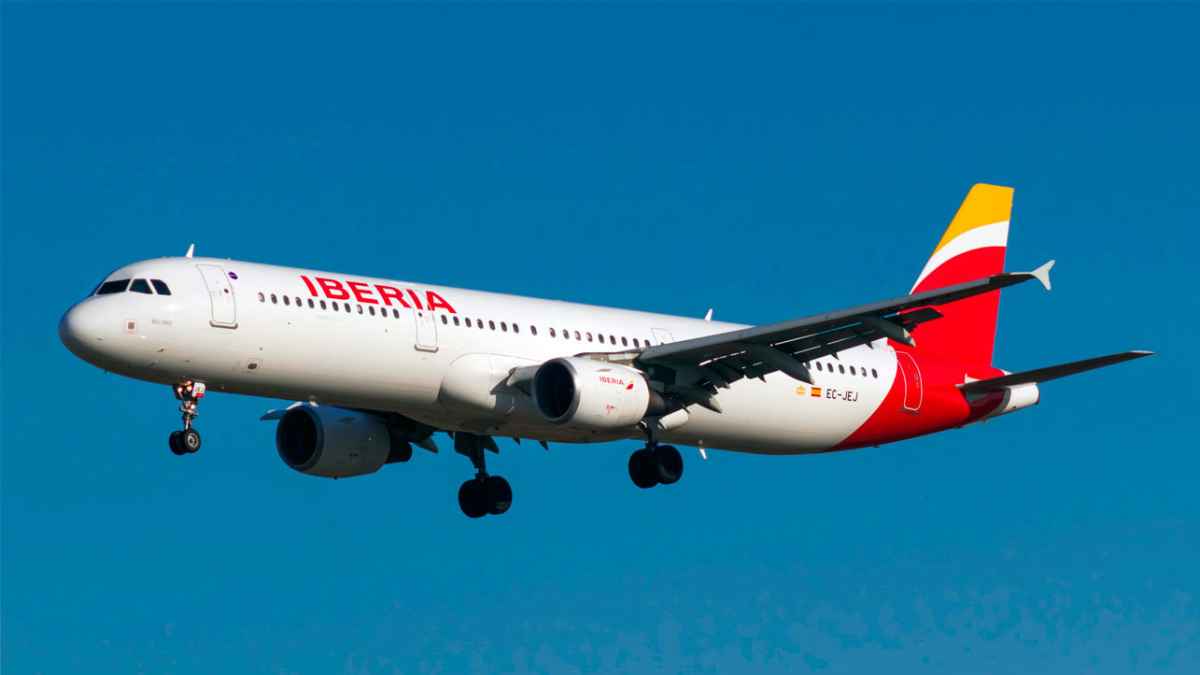 Avión de Iberia en vuelo en la ruta Madrid Barcelona con precios limitados a 99 euros
