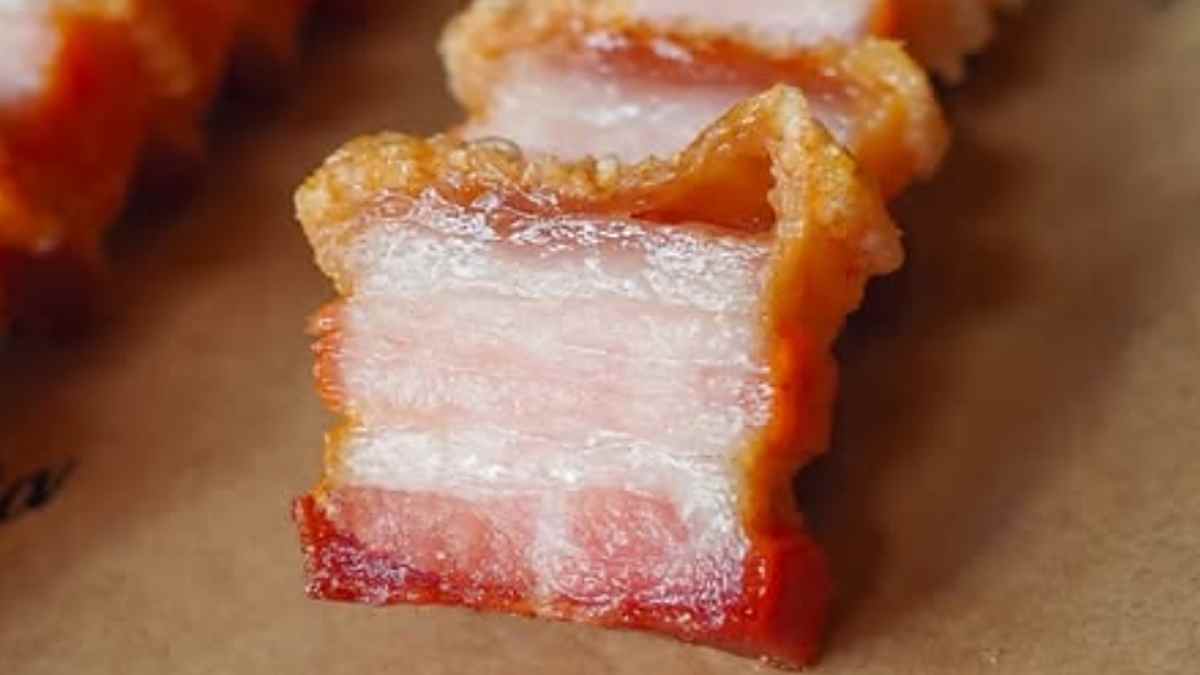 Torrezno crujiente servido en una taberna de Ventas considerado uno de los mejores de Madrid