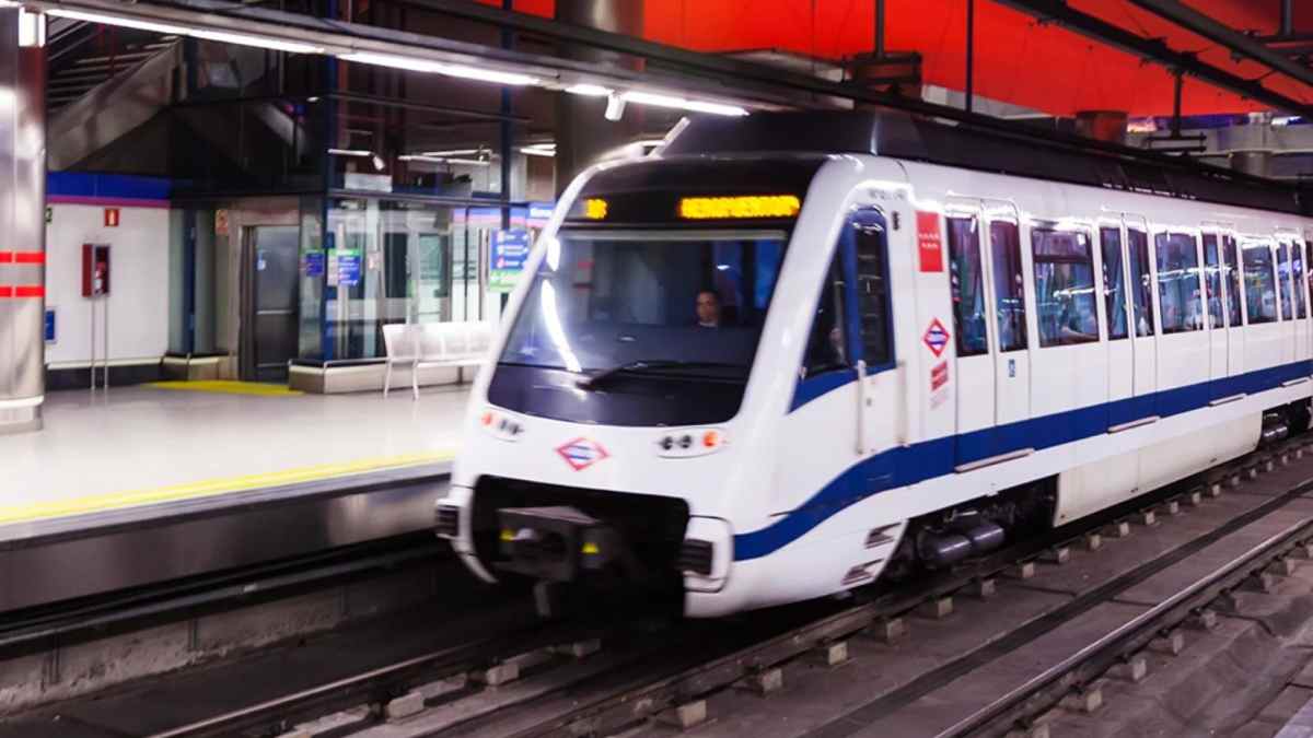 Tren del Metro de Madrid circulando por una estación tras el anuncio de inversión en mantenimiento de vías