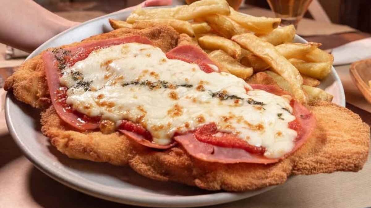 Milanesa napolitana con queso fundido, jamón y patatas fritas en la apertura de Chalito en Plaza de España Madrid