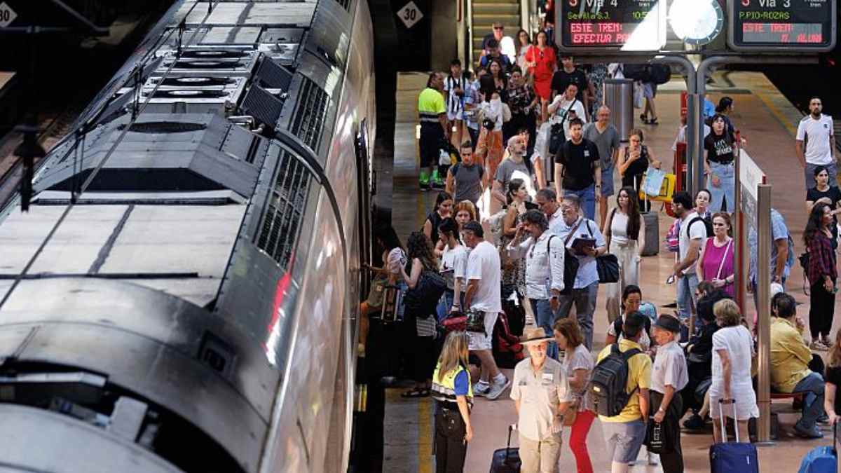 Pasajeros afectados por retrasos de tren en una estación ferroviaria en España