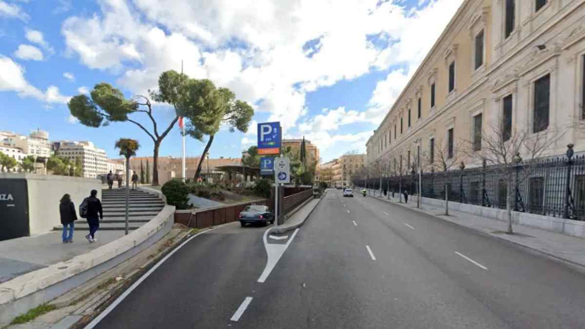 Acceso al parking de Colón en Madrid, donde el Ayuntamiento inicia las obras de reforma del aparcamiento municipal