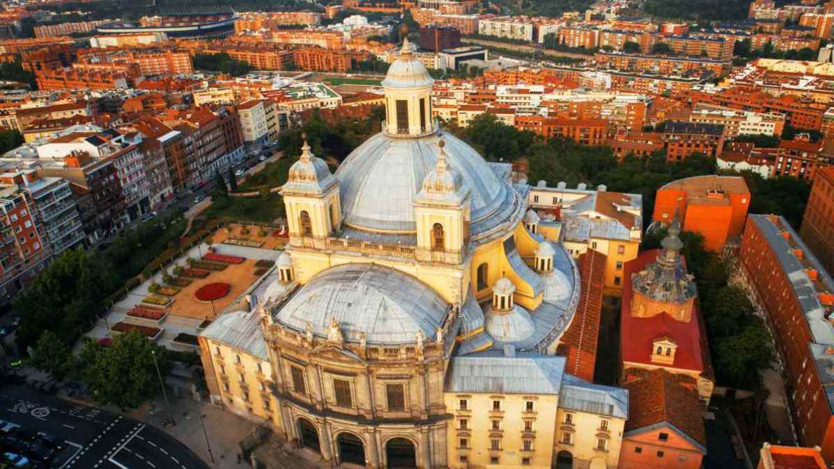 Cúpula de la Real Basílica de San Francisco El Grande en Madrid, la cuarta más grande del mundo