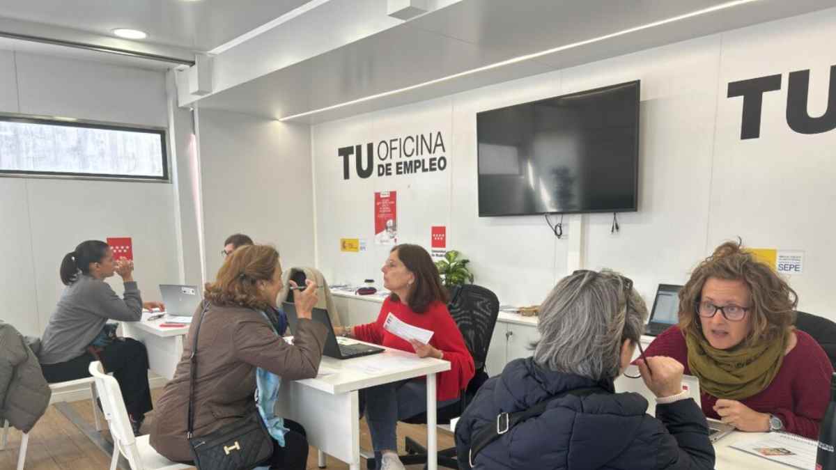 Oficina del SEPE con personas solicitando información sobre el subsidio para mayores de 52 años